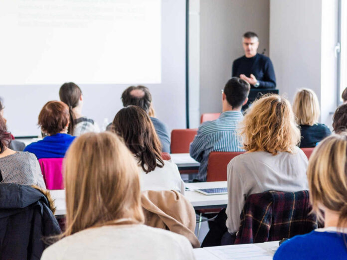 Vor allem die MBA- und EMBA-Studiengänge sind in großen Teilen auf Diskurs, Interaktion und Austausch angelegt, die über Online-Kanäle schwieriger umzusetzen sind. (Foto: anzebizjan - stock.adobe.com)