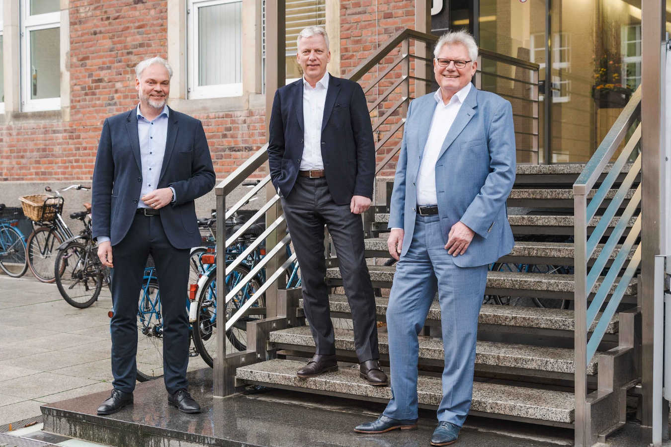 Abschied nach 15 Jahren am UKM: Peter Plester (r.) übergibt im Beisein des Kaufmännischen Direktors Christoph Hoppenheit die Position des Personalchefs an seinen Nachfolger Frank Hermeyer. Foto: UKM