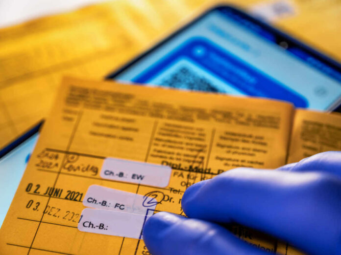 Weniger Gesundheitspersonal als angenommen begann einen Impfpflicht-Verstoß. (Foto: Ralf Geithe - stock.adobe.com)