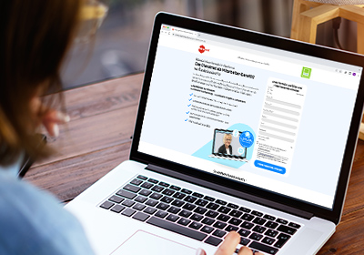 Person schlägt Informationen zum Dienstfahrrad im Internet nach.