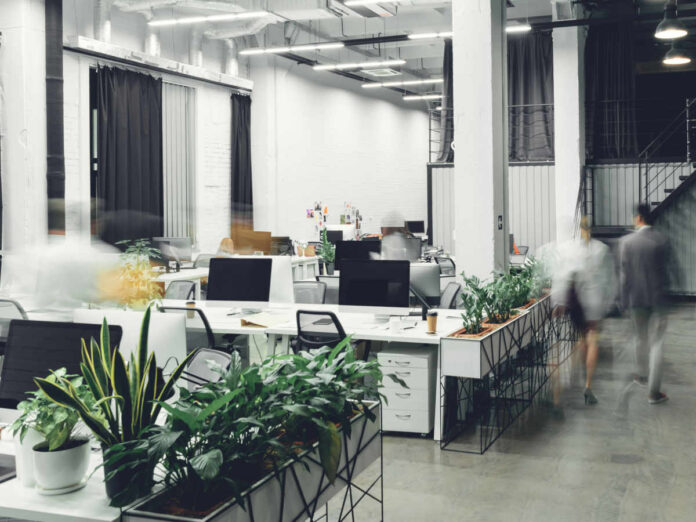 Auch nach dem Ende der Homeoffice-Pflicht bleiben viele Schreibtische leer. (Foto: LIGHTFIELD STUDIOS - stock.adobe.com)