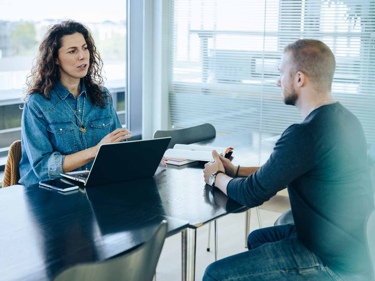 Frau interviewt jungen Mann