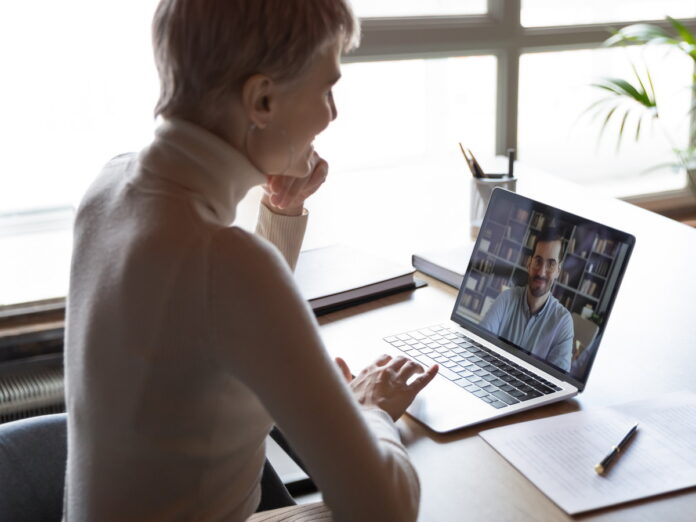 Im Homeoffice kommt es für Karrierewillige besonders auf die Kommunikation mit Vorgesetzten an, um gesehen zu werden. (Foto: fizkes-stock.adobe.com)