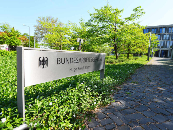 Muss Urlaub nachgewährt werden, in dem der Mitarbeiter in Quarantäne war? Das wollte auch das Bundesarbeitsgericht nicht endgültig entscheiden. (Foto: nmann77 - stock.adobe.com)