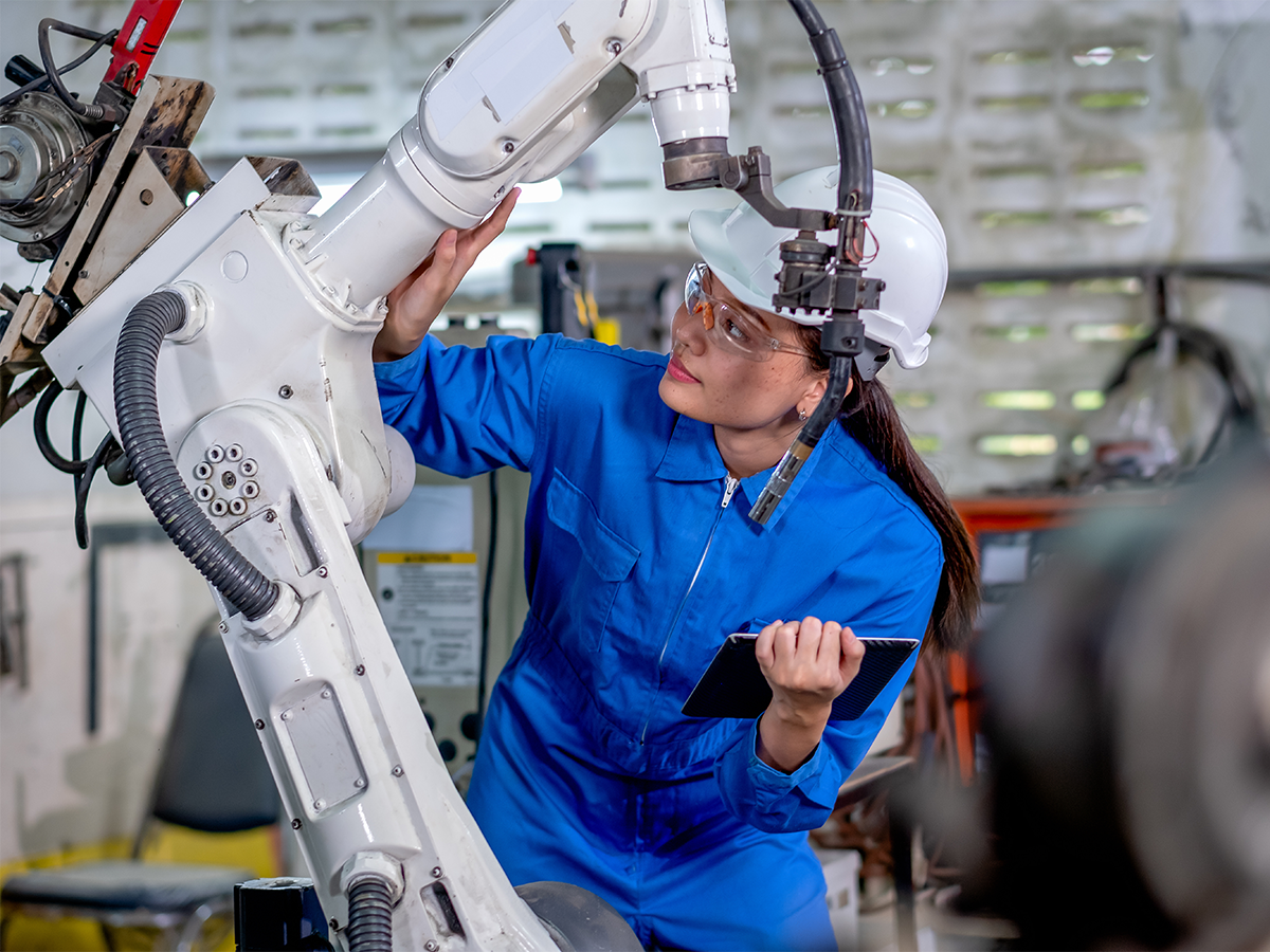 Frauen werden nicht nur da sehr vermisst, wo sie traditionell überrepräsentiert sind (Pflege- und soziale Berufe, Erziehung et cetera), sondern auch da, wo bisher Männer dominieren (MINT-Berufe, Handwerk). (Foto: narong_stock.adobe.com)