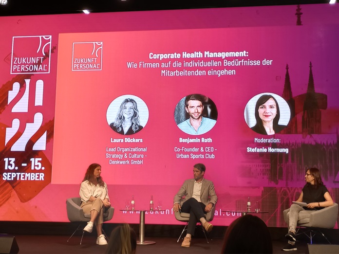 Stefanie Hornung interviewt Benjamin Roth von Urban Sports Club und Laura Dückers von Denkwerk bei der ZP Europe 2022. (Foto: Personalwirtschaft)