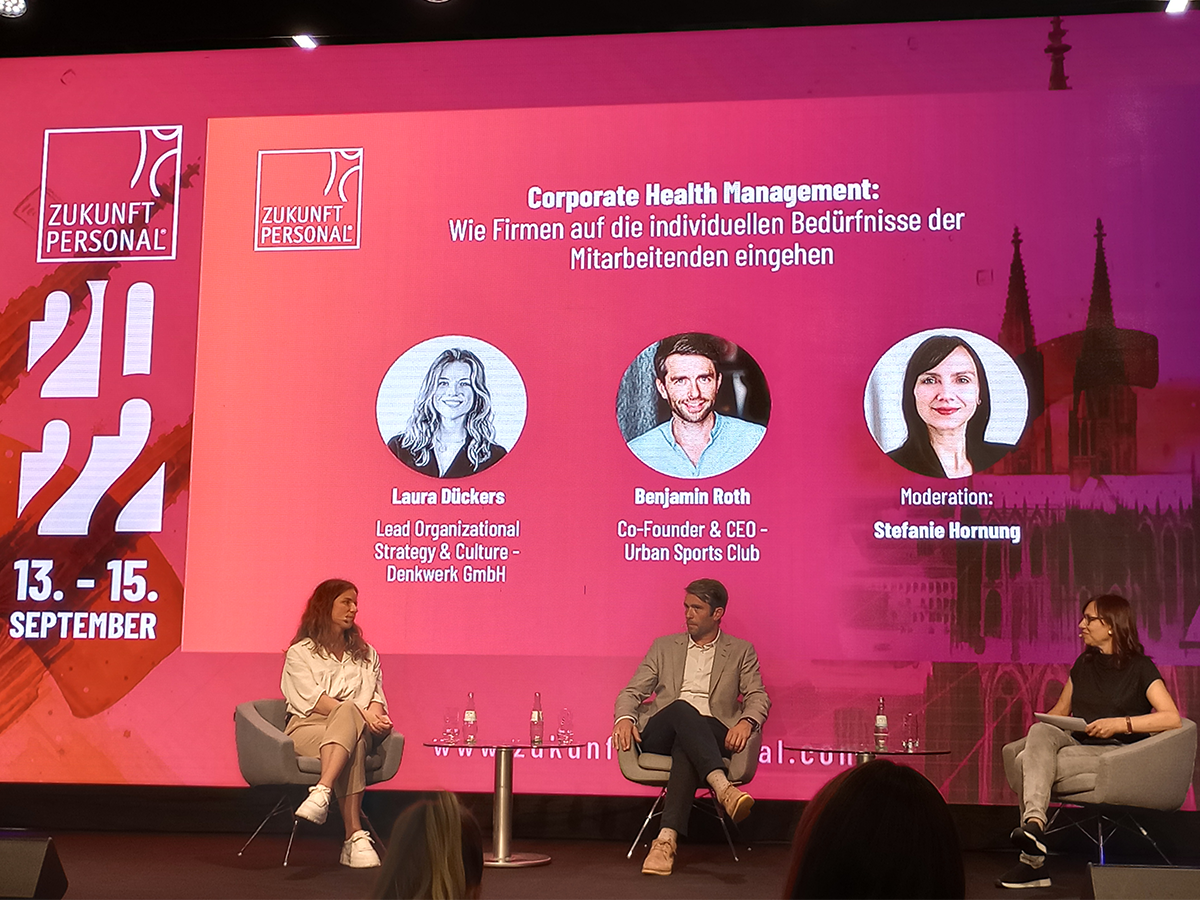 Stefanie Hornung interviewt Benjamin Roth von Urban Sports Club und Laura Dückers von Denkwerk bei der ZP Europe 2022. (Foto: Personalwirtschaft)