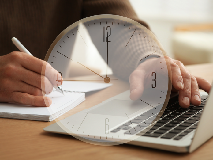 Endlich ist die Begründung des BAG-Urteils zur Arbeitszeiterfassung da. Diese kann (noch) schriftlich oder digital erfolgen. (Foto: New Africa_stock.adobe.com)