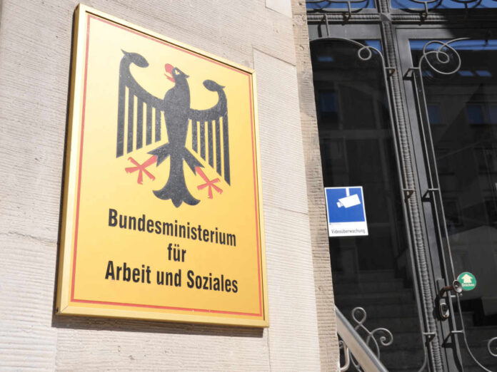 Das Bundesarbeitsministerium: Wird hier der Fachkräftemangel geleugnet? (Foto: nmann77 - stock.adobe.com)