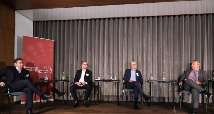 Die Partner des 11. HR-Summits diskutierten auf dem Podium darüber, wie sie die Krise wahrnehmen und welche Entwicklungen sie erwarten.