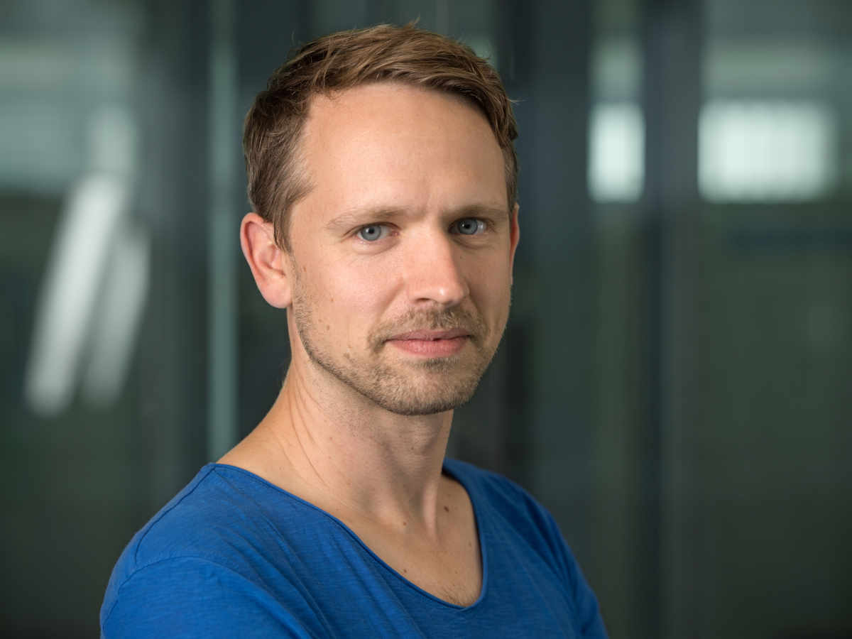 Dr. Per Block ist seit 2022 als Professor am Soziologischen Institut der Universität Zürich tätig, wo er vor allem zu Arbeitsmarktthemen und beruflicher Mobilität forscht. (Foto: John Fury)