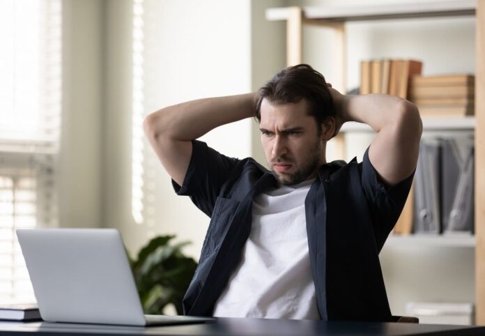 Sind Mitarbeitende unzufrieden mit ihrer Führungskraft, wirkt sich das negativ auf ihre Bindung an das Unternehmen aus. (Foto: fizkes - stock.adobe.com)