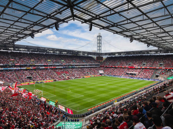 Auch im Fußballstadion wie hier in Köln finden Unternehmen potenzielle Arbeitnehmer. (Foto: uslatar - stock.adobe.com)