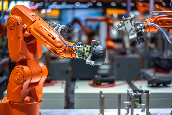 Werden durch KI gesteuerte Systeme Arbeitsplätze kosten? Beschäftigte sind skeptisch. (Foto: Adobe, THINK b)