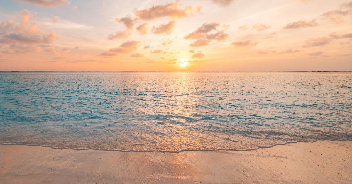 Bei Krankheit während des Urlaubs werden die Urlaubstage normalerweise nachgewährt und verfallen nicht, wenn eine Arbeitsunfähigkeitsbescheinigung vorliegt. (Foto: stock.adobe.com_icemanphotos)