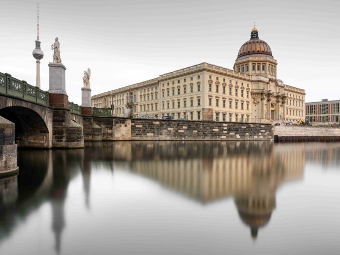 Das Humboldt-Forum im Berliner Schloss. Die Tochterfirma Humboldt Forum Service GmbH hat nun ein hohes Bußgeld verhängt bekommen. (Foto: stock.adobe.com_Ronny Behnert)