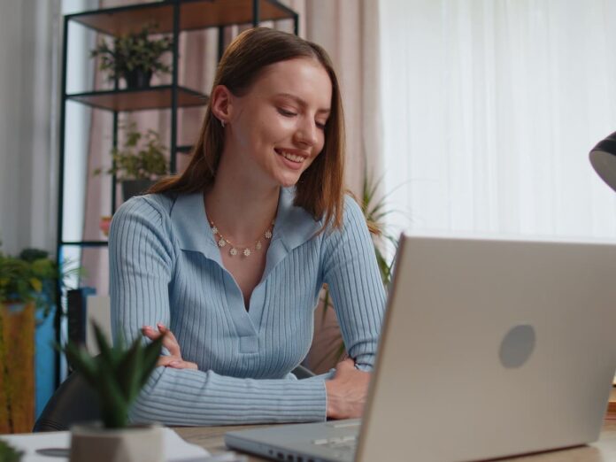 Unternehmen können Auszubildende nicht einfach im Homeoffice ausbilden. (Foto: Andrii Iemelianenko - stock.adobe.com)