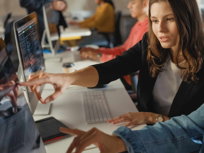 Bis zu 30 Teilnehmende besuchen ein immersives Bootcamp von Ironhack. (Foto: stock.adobe.com_Gorodenkoff)