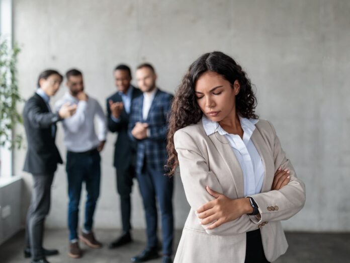 Ein Arbeitnehmer oder Stellenbewerber, der eine Entschädigung wegen ungerechtfertigter Benachteiligung erreichen will, muss Indizien darlegen, die eine Diskriminierung seitens des Arbeitgebers vermuten lassen. (Foto: Prostock-studio)