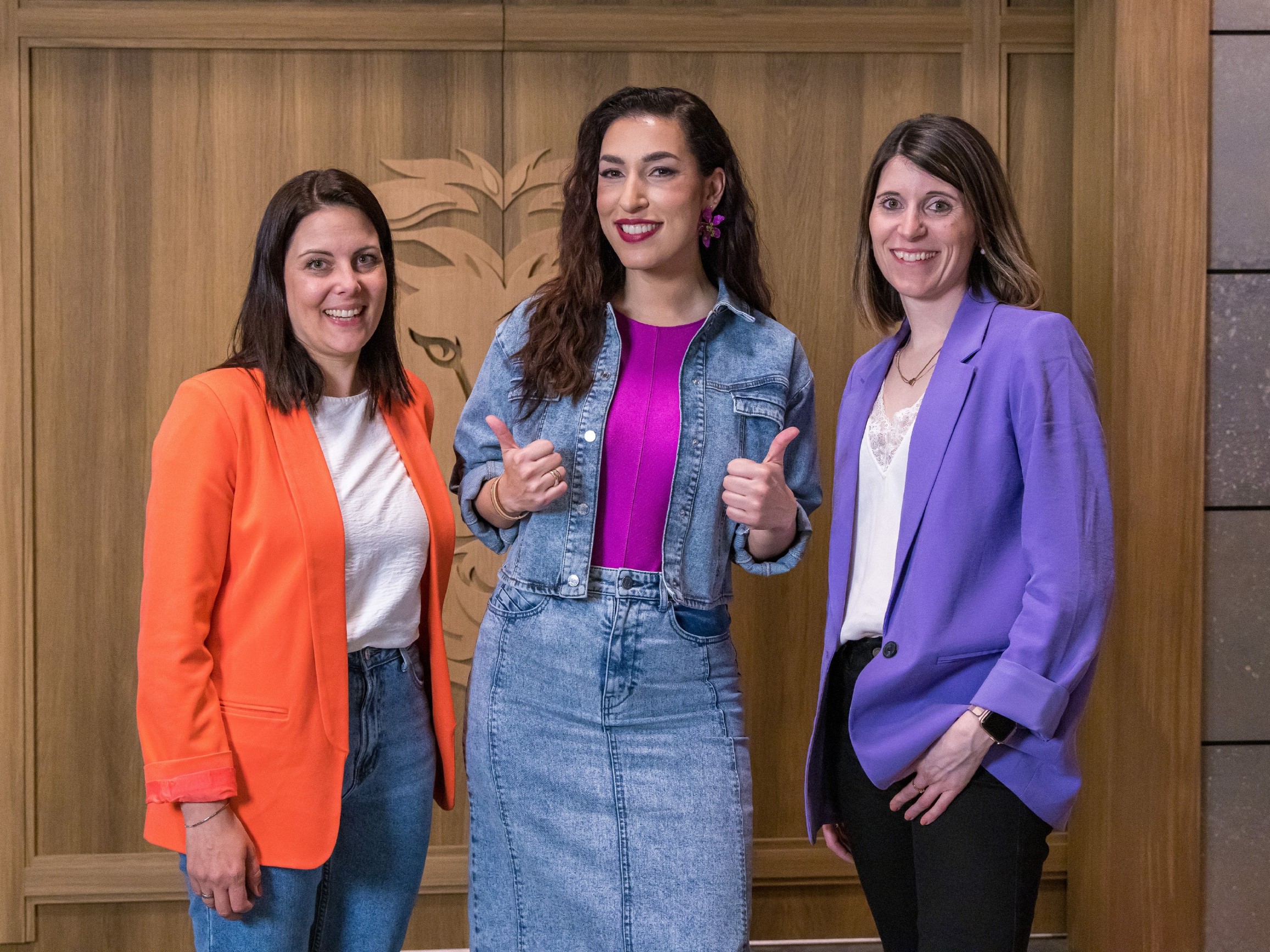 Anika Schmidt (r.) und Lena Pieper haben einen Deal mit Tijen Onaran (M.). Sie investiert 250.000 Euro für 28 Prozent der Anteile an FreeMOM. (Foto: RTL/Bernd-Michael Maurer)