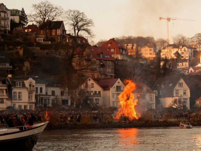 Das Osterfeuer in Blankenese Hamburg (Foto: stock.adobe.com_Nils).