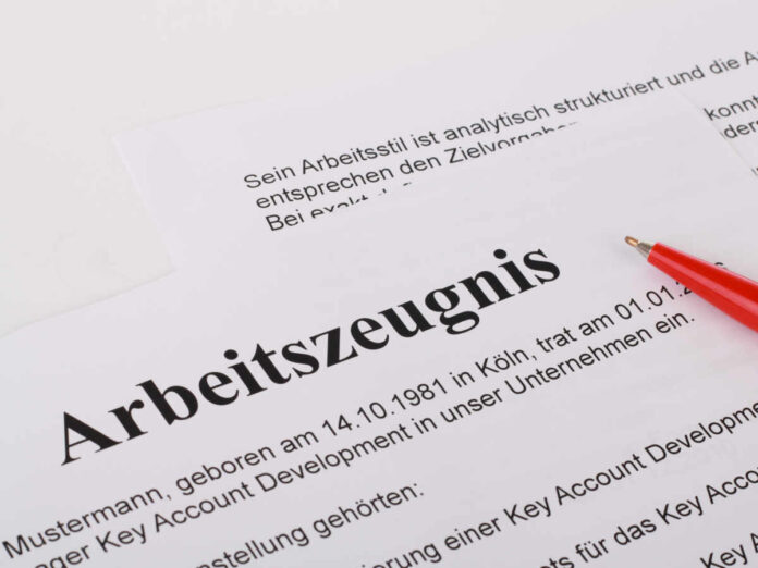 Die Beweislast bei einer unterdurchschnittlichen Bewertung im Arbeitszeugnis liegt beim Arbeitgeber. (Foto: stock.adobe.com - simoneminth)