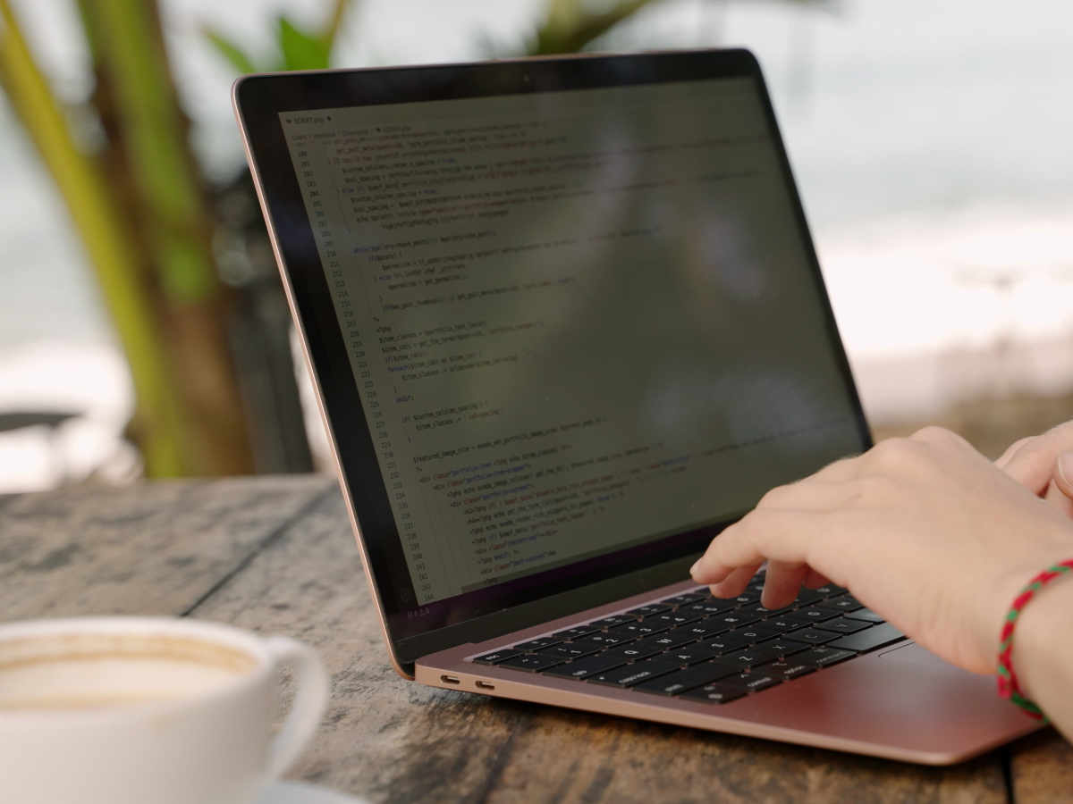 Der Benefit Workation wird immer beliebter. (Foto: stock.adobe.com_artiemedvedev)