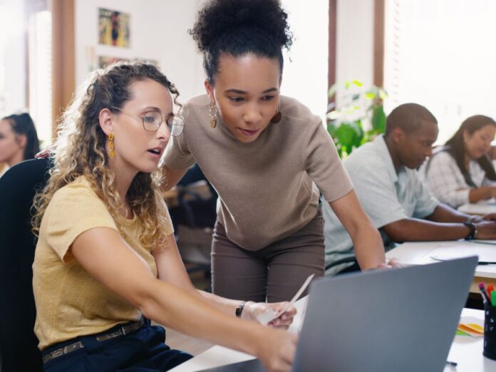 Zugewanderte sollen es in Zukunft leichter haben, sich in den Arbeitsmarkt integrieren zu können. (Foto: K Louw/peopleimages.com - stock.adobe.com)