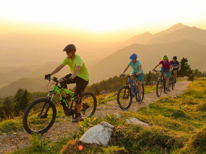 Bei einer Radtour mit seinen potenziellen neuen Kollegen stürzte ein Bewerber. (Foto: stock.adobe.com - helivideo)