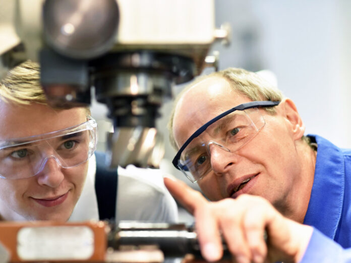 Eine duale Ausbildung ist das Ziel vieler Ukraine-Flüchtlinge. Doch die Hürden sind hoch. Foto Adobe-Stock, Industrieblick