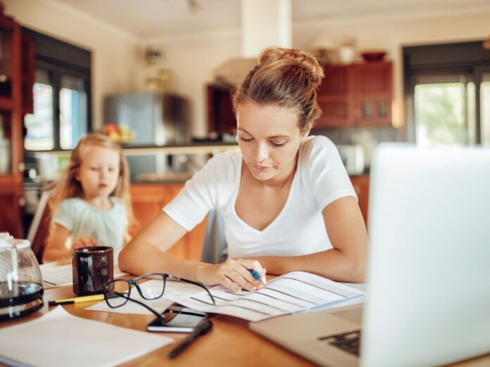 Berufstätige Frauen leisten neben ihrem Job oft trotzdem einen Großteil der Care Arbeit. (Foto: stock.adobe.com_Geber86)