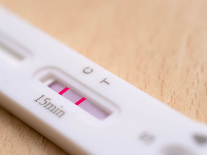 Ein signifikanter Teil der Corona-Infektionen verlief und verläuft symptomlos. Unter bestimmten Umständen gelten arbeitsrechtlich aber auch symptomlos Infizierte als krank im Sinne des Entgeldfortzahlungsgesetzes. (Foto: kittyfly - stock.adobe.com)