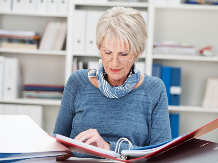 Der demografische Wandel bedeutet auch, dass Menschen immer länger beruflich aktiv bleiben müssen. Foto: Adobe-Stock, contrastwerkstatt