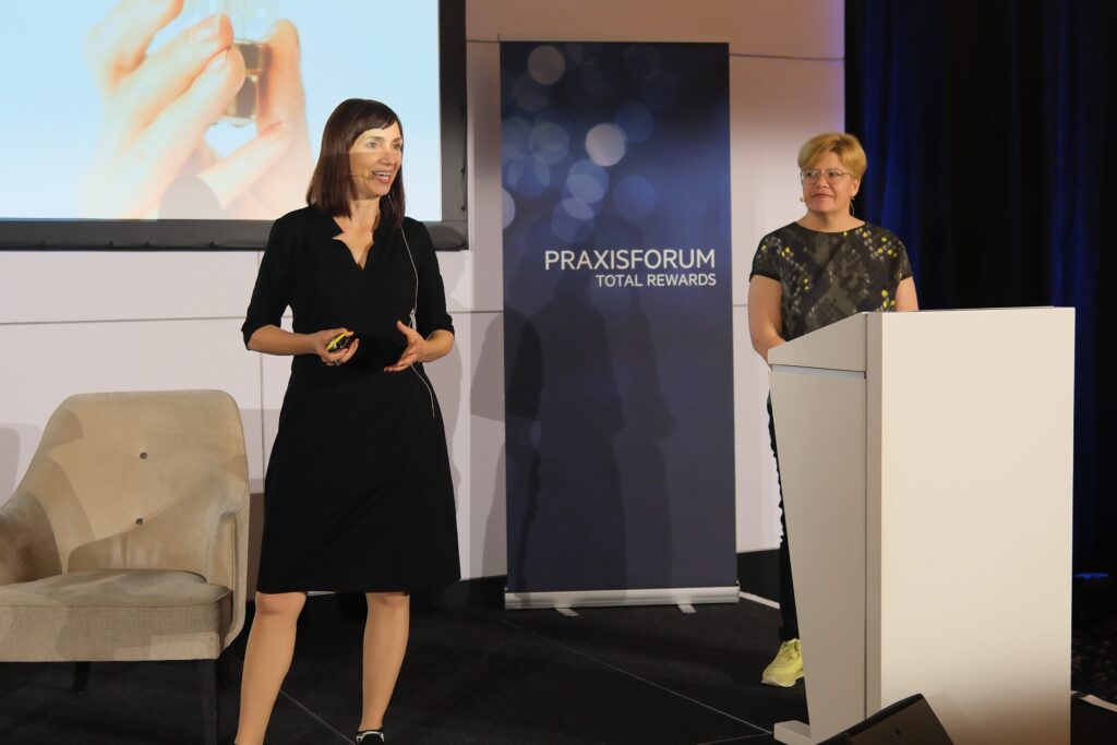 Wie Arbeitgeber gemeinsam mit ihren Beschäftigten das Vergütungssystem verbessern können, erklärten Stefanie Hornung (l.) und Nadine Nobile. (Foto: BeichertBusinessPhoto)