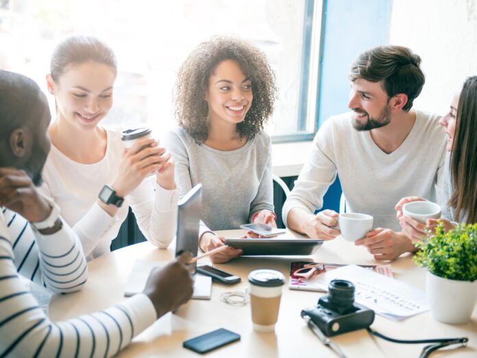 Für Schülerinnen und Schüler ist weiterhin das Gehalt der Top-Benefit. Aber auch eine ausgeglichene Work-Life-Balance ist den Arbeitskräften von morgen wichtig. (Foto: stock.adobe.com_zinkevych)