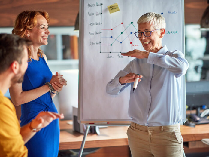In Sachen Kommunikation genießen Chefinnen größeres Vertrauen als Chefs. Foto: Adobe-Stock, luckybusiness