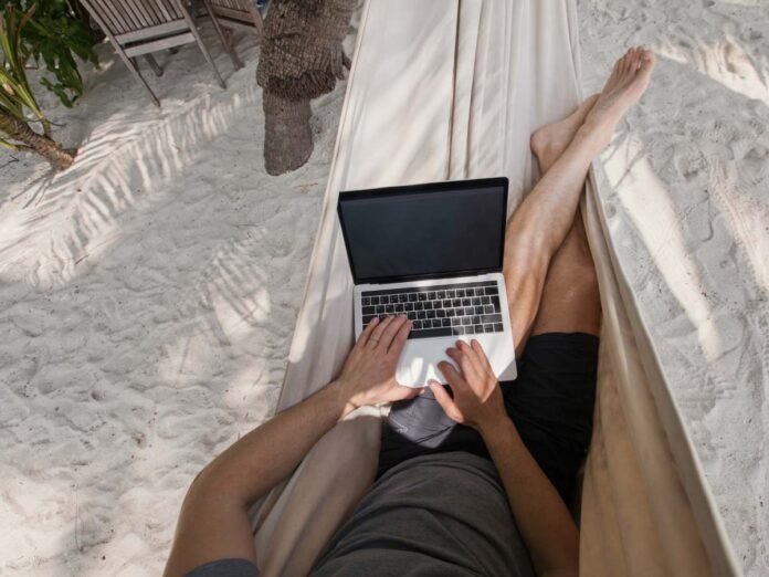 Unter den 60- bis 65-Jährigen begrüßen fast 50 Prozent eine Workation. (Foto: stock.adobe.com_Song_about_summer)