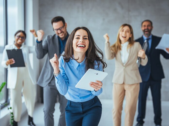 Angestellte freuen sich über Erfolg und Bonus (Symbolbild).