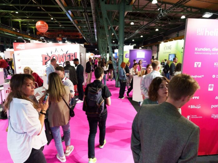 Bunt und voll ging es zu in den Gängen und vor den Bühnen bei der diesjährigen TALENTpro. (Foto: TALENTpro)