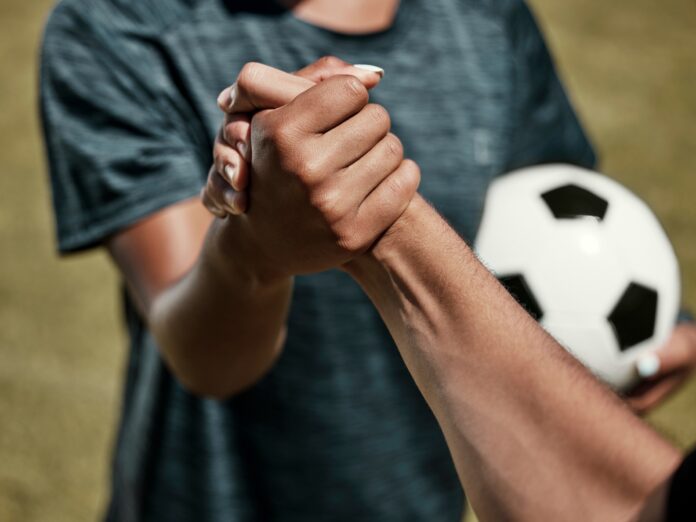 Betriebssport ist nicht nur gut für Körper und Geist, sondern kann auch das Betriebsklima und den Zusammenhalt im Unternehmen stärken. (Foto: stock.adobe_ Allistair F/peopleimages.com)