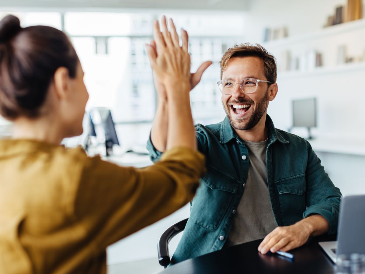 Ein Chief Happiness Officer kann dem „Mitarbeiterglück“ als Organisationsziel theoretisch eine andere Bedeutung geben. (Foto: (JLco) Julia Amaral - stock.adobe.com)