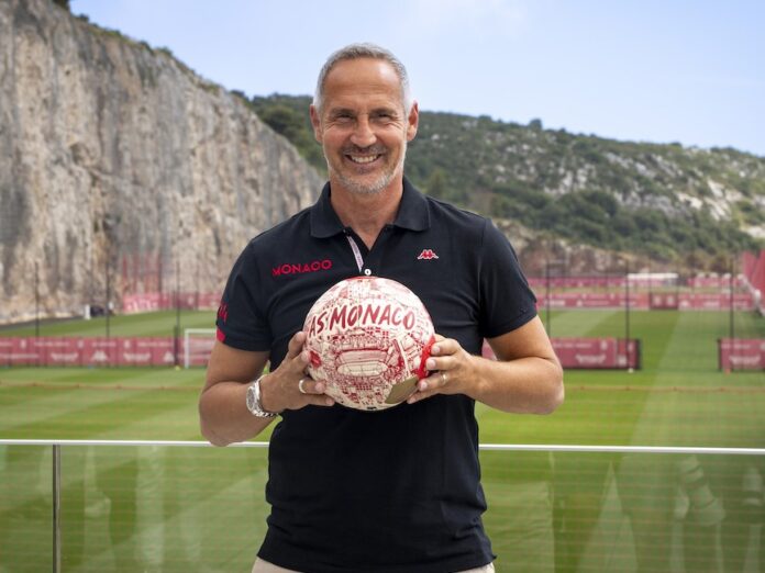 Adi Hütter ist seit Sommer 2023 Trainer des AS Monaco. Unter seiner Führung konnte der Club diese Saison die Vize-Meisterschaft feiern. (Foto: AS Monaco)