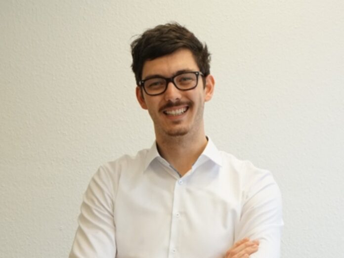 Chris Rziha ist Senior Recruiter bei der Covestro AG. Seine Karriere startete der Betriebswirt beim Personaldienstleister Manpower, seit 2019 arbeitet er für den Leverkusener Chemiekonzern. Mit der Hilfe Künstlicher Intelligenz versucht er, Recruitingprozesse effizienter zu gestalten. (Foto: privat)