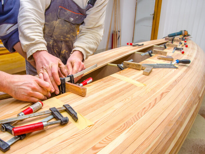Was macht eigentlich ein Bootsbauer? Im Freiwilligen Handwerksjahr können Jugendliche auch seltene und ungewöhnliche Handwerksberufe ausprobieren. Foto: Solid Fotos, Adobe-Stock.com)