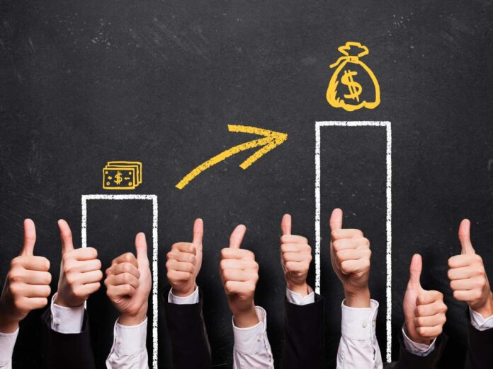 Die Einführung des gesetzlichen Mindestlohns hat das Einkommen von Geringverdiener-Haushalten „deutlich erhöht“ – insbesondere in Ostdeutschland. (Foto: stock.adobe.com_fotogestoeber)