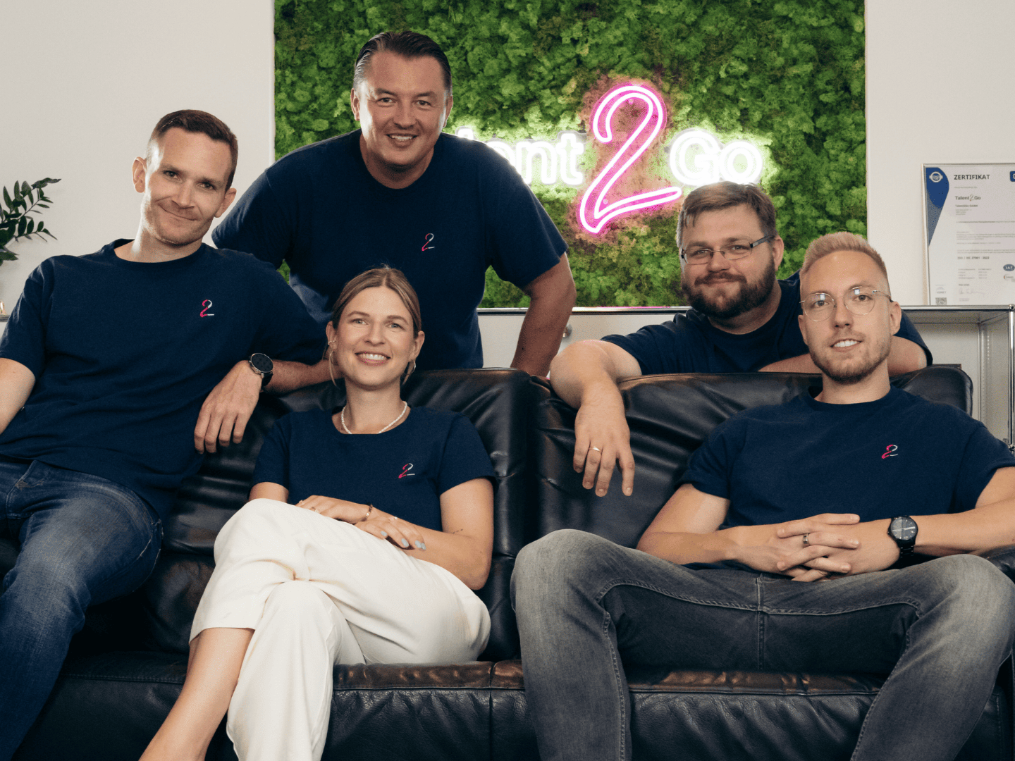 Die Seed-Runde von Talent2Go war ein voller Erfolg, die neue Führungsmannschaft steht jetzt auch: Pascal Blot (CMO), Mike Joszko (CEO und Founder), Sabine Furtwängler (Co-Founderin), Matthäus Müller (Lead Architect) und Dominic Siegel (COO) (v.l.n.r.) Foto: Talent2Go