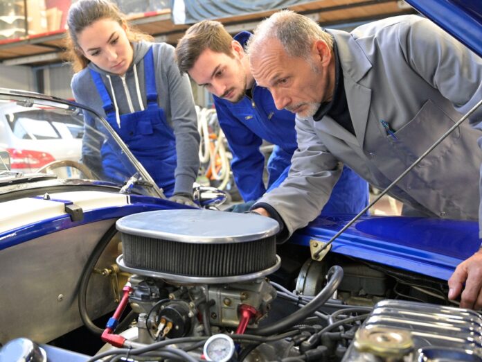 Immer mehr Unternehmen tun sich schwer bei der Azubi-Suche. 2025 steigt die Mindestausbildungsvergütung