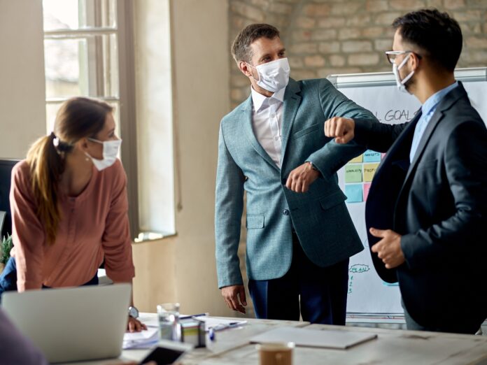 Eine Maskenpflicht im Betrieb dürfte nur in den seltensten Fällen rechtlich umsetzbar sein. Foto: Drazen – stock.adobe.com