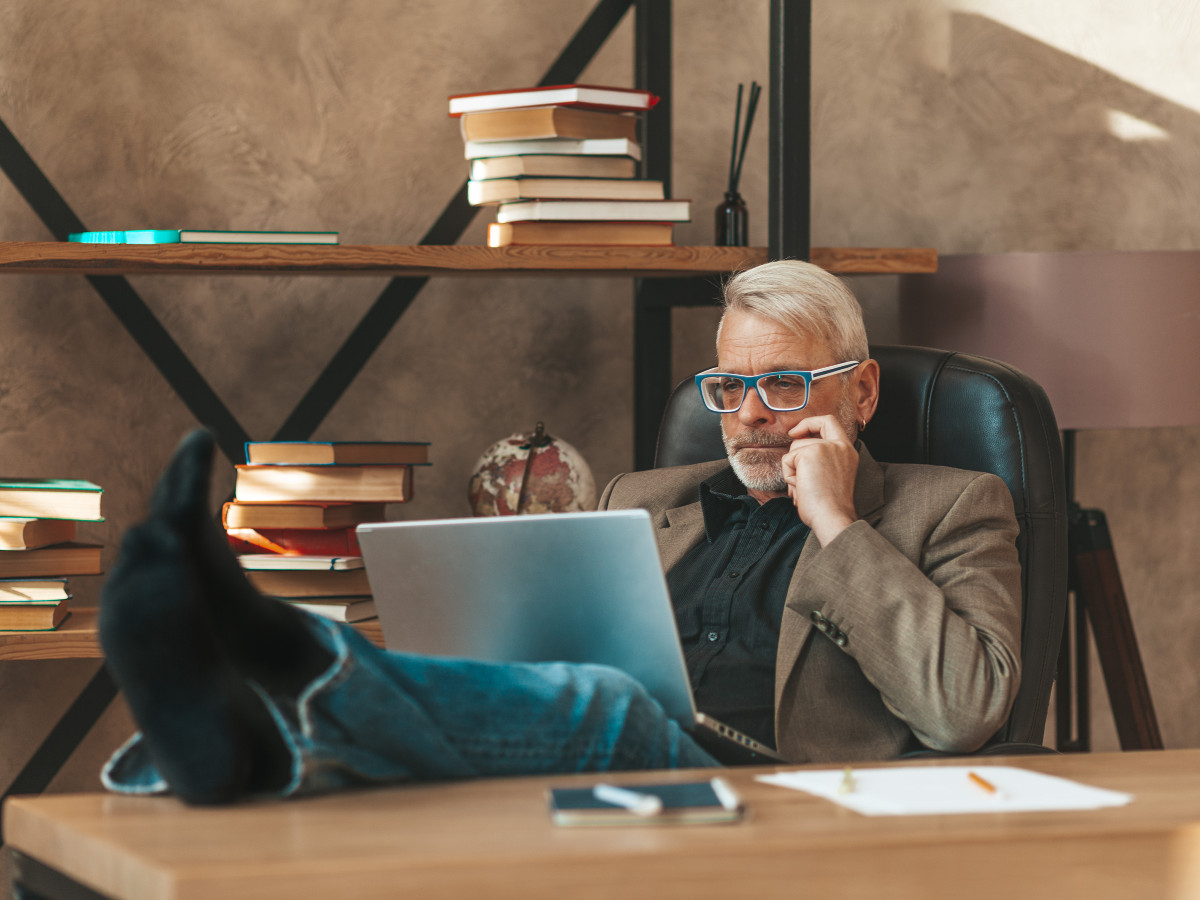Kein Blickkontakt, kein Lob und kein Respekt - so signalisiert der Chef eindringlich fehlende Wertschätzung. (Foto: Adobe-Stock.com, Andrii Zastrozhnov)