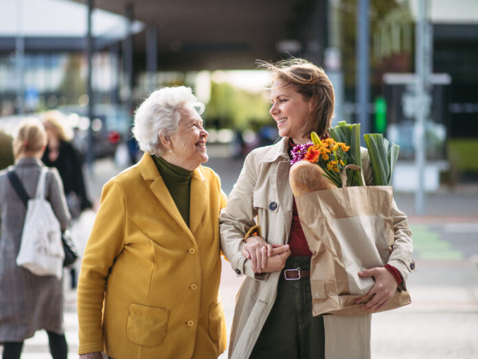 Hilfe beim Einkaufen? Das machen viele Angehörige älterer Menschen. (Foto: Halfpoint, Adobe-Stock.com)